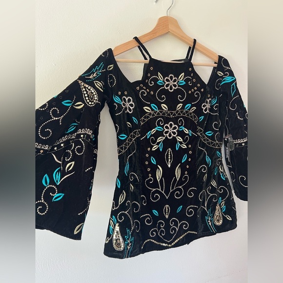 VENUS Black Velvet Embroidered Beaded Sequin Bell Sleeve Top Size 6 NWT - Picture 5 of 14